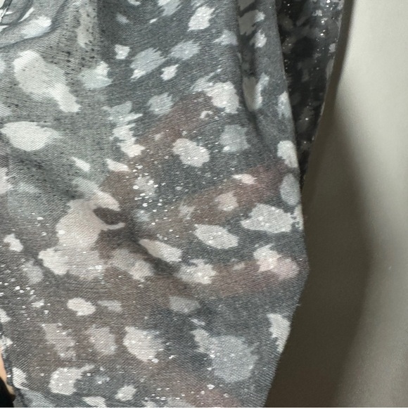 Chico’s NWT 20x70 Fawn Fun Foil Infinity Gray Patterned Women's Scarf - Picture 3 of 6